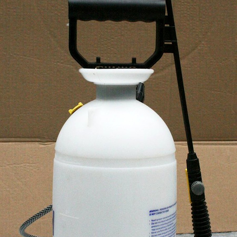 Drucksprüher mit Handpumpe
