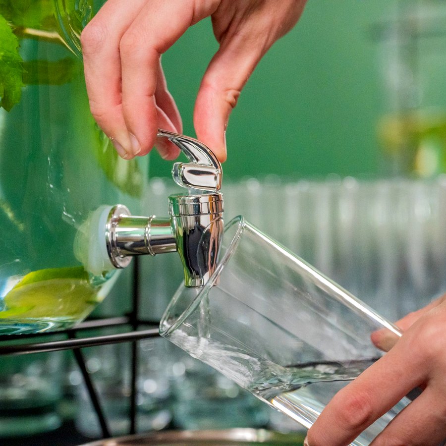 Getränkespender aus Glas mit Zapfhahn