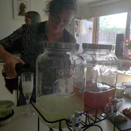 Getränkespender aus Glas mit Zapfhahn