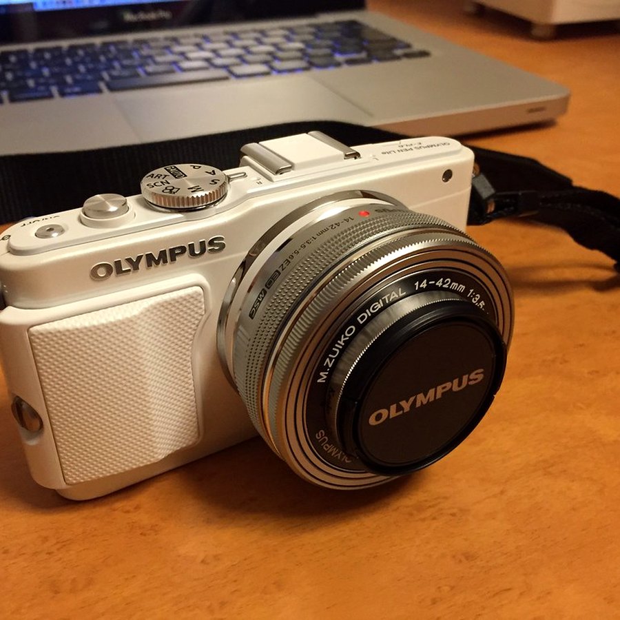 Sony NEX 5 Systemkamera mit ZoomObjektiv und Blitz