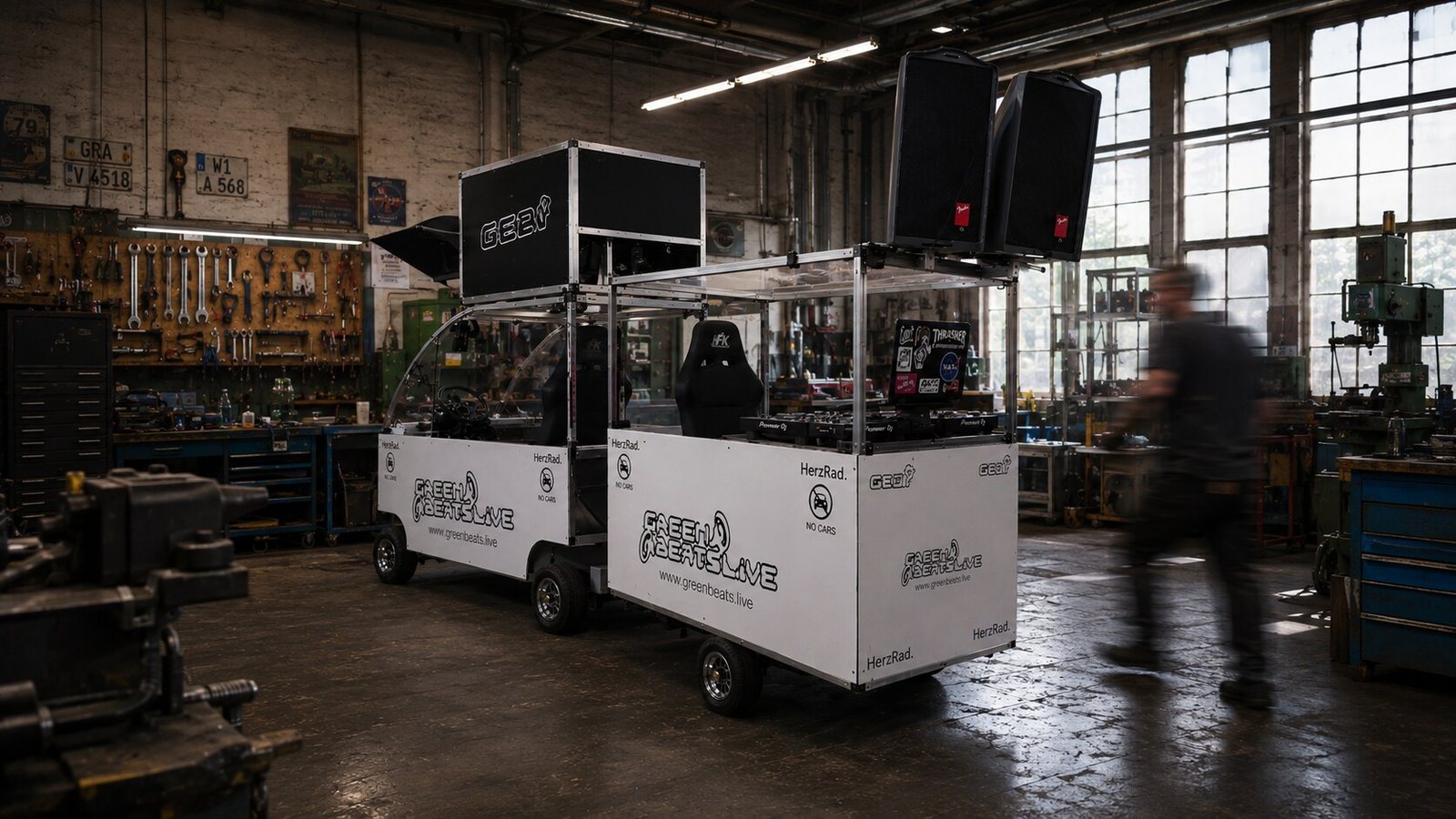Die Werkstatt des Vereins: eine alte Industriehalle mit Werkzeugwand, Werkbänken und hohen Sprossenfenstern. In der Mitte steht das HerzRad, ein selbst gebautes Elektro-Lastenfahrrad.