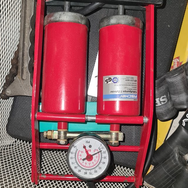 Doppelzylinder-Fußluftpumpe mit Manometer