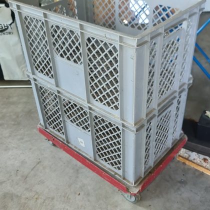 Transportroller mit zwei Stapelkisten